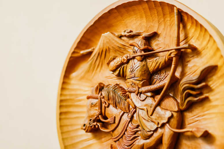 木彫りの流鏑馬の置物