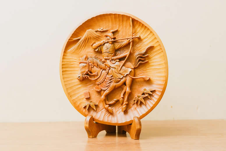 木彫りの流鏑馬の置物