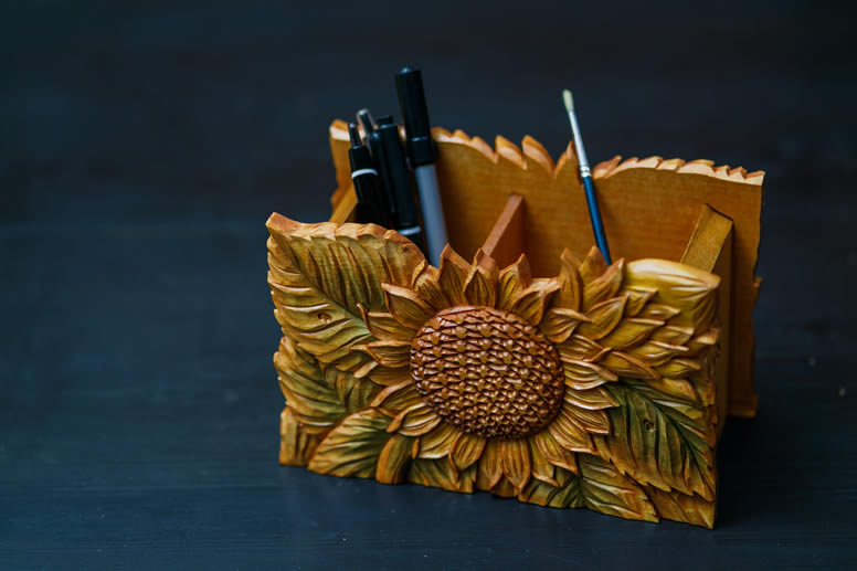 木彫りのペン立て（ひまわり）