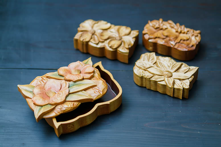 木彫りの小物入れ