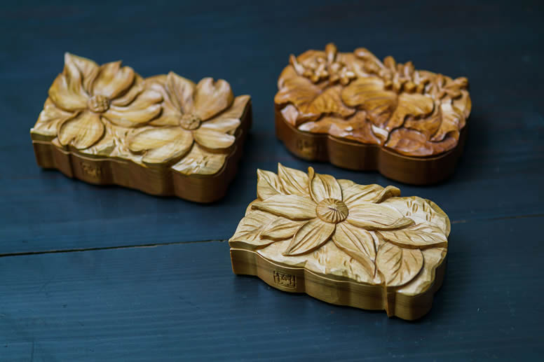 木彫りの小物入れ