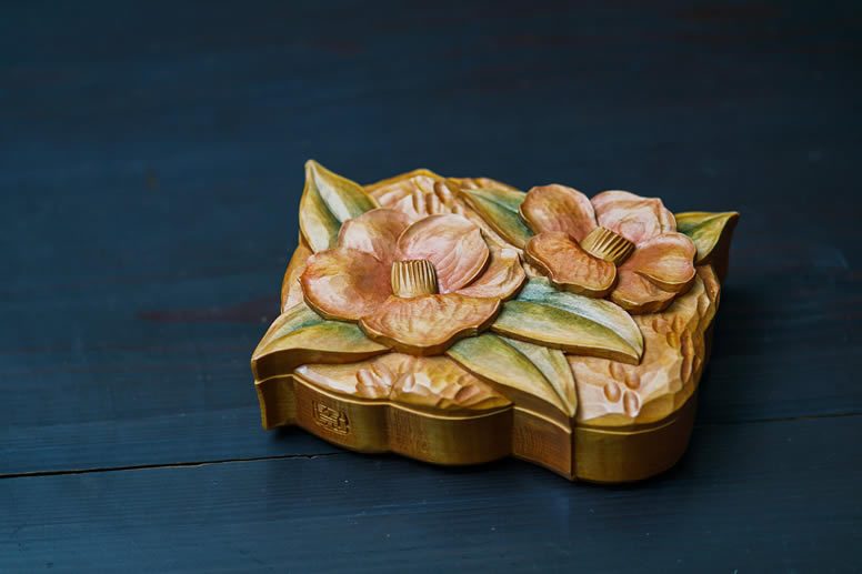 木彫りの小物入れ