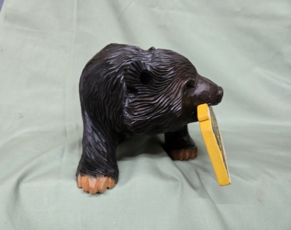 熊の木彫りの写真