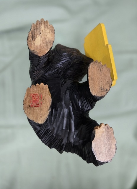 熊の木彫りの写真