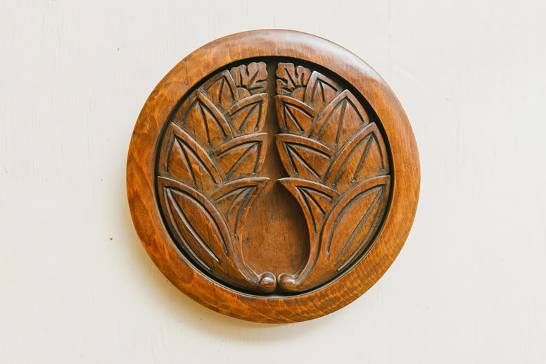 木彫りの大きな家紋