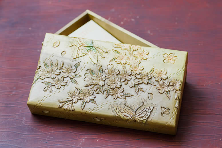 木彫りの封筒入れ