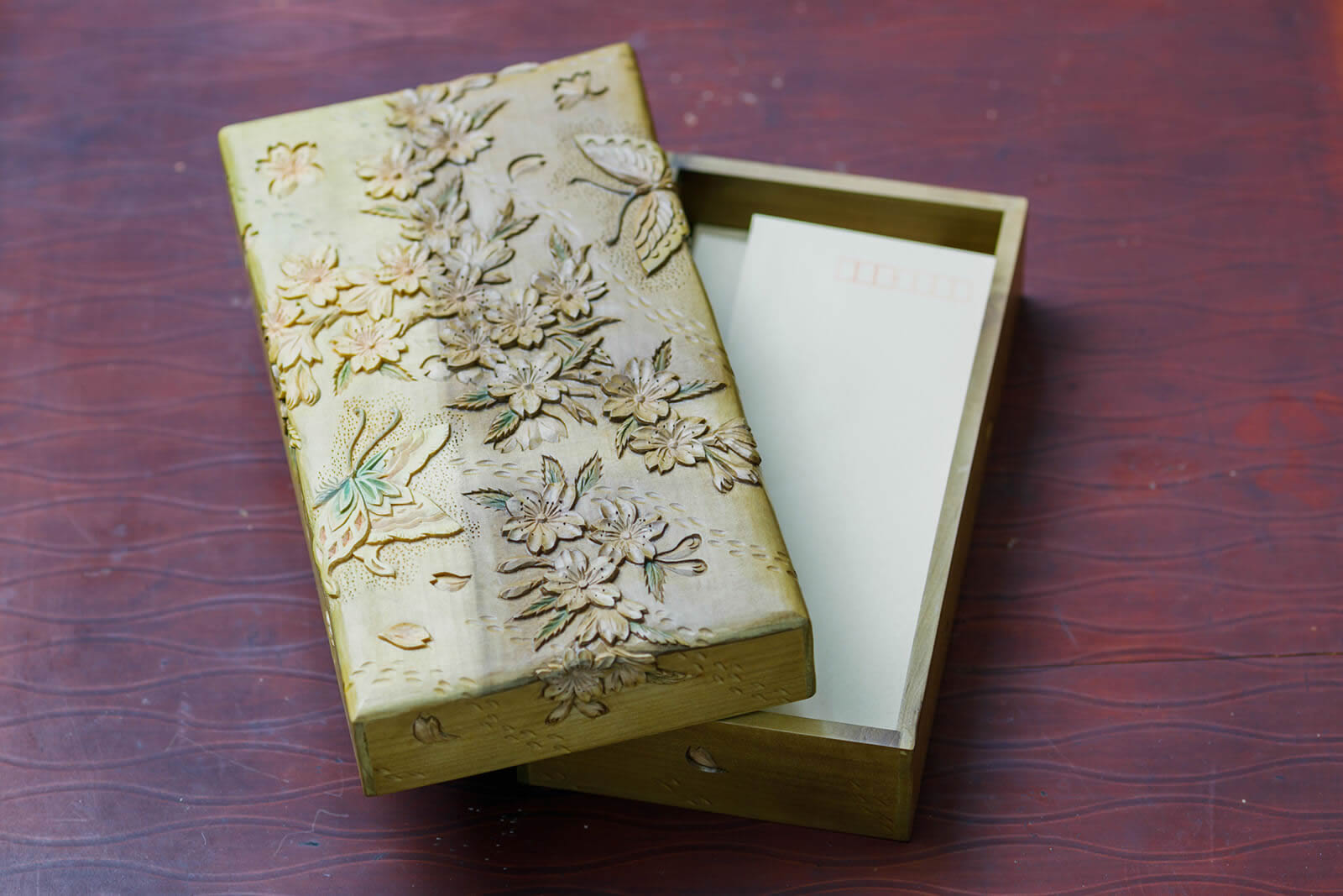 木彫りの封筒入れ