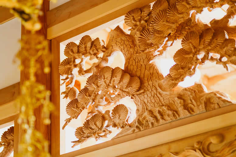 隆源寺本堂の欄間（松）