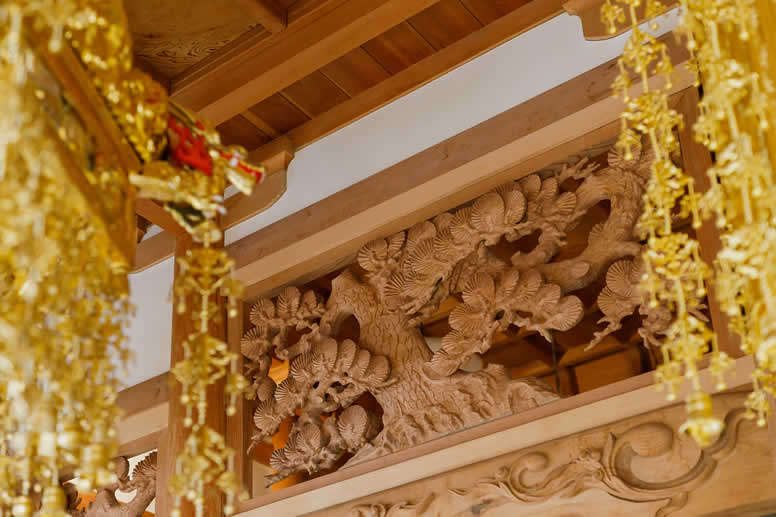 隆源寺本堂の欄間（松）