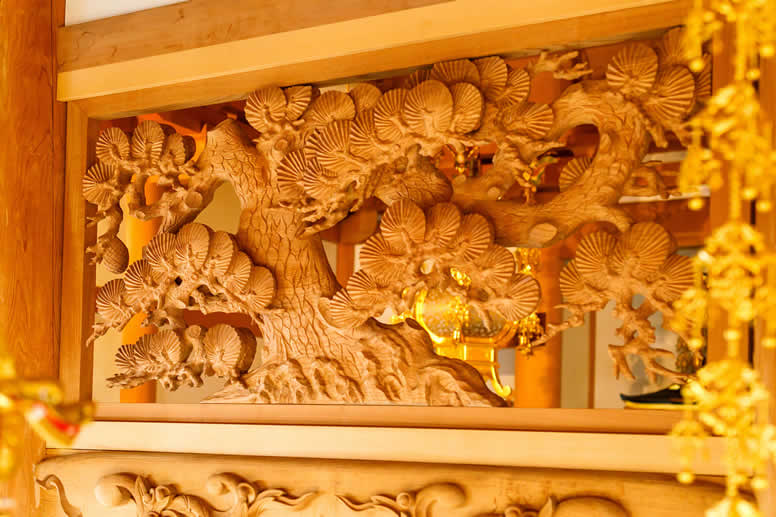 隆源寺本堂の欄間（松）