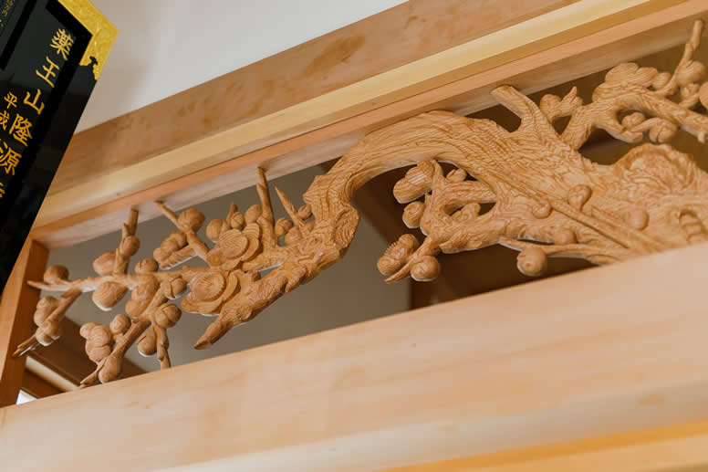 隆源寺本堂の欄間（梅）