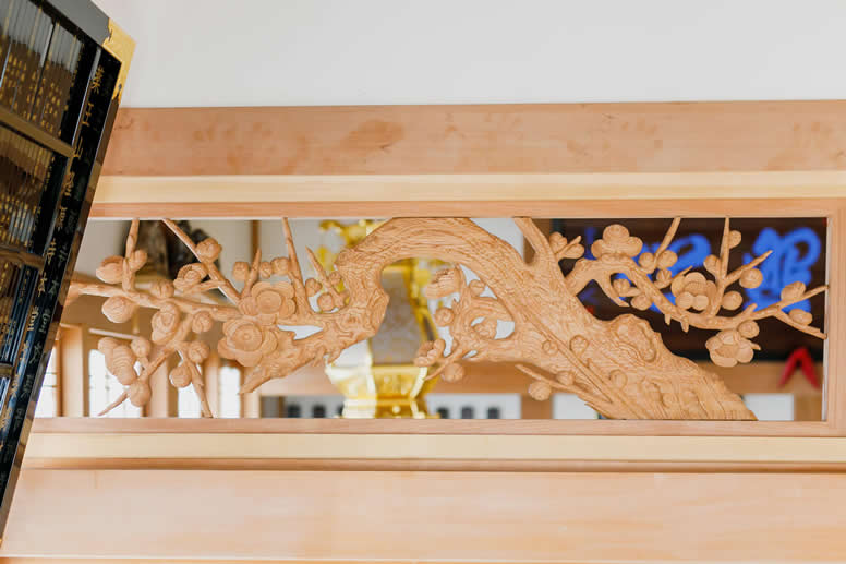 隆源寺本堂の欄間（梅）