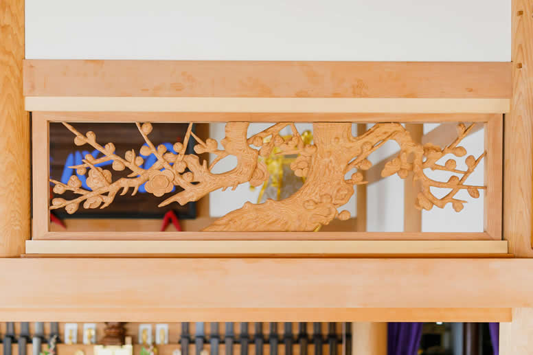 隆源寺本堂の欄間（梅）