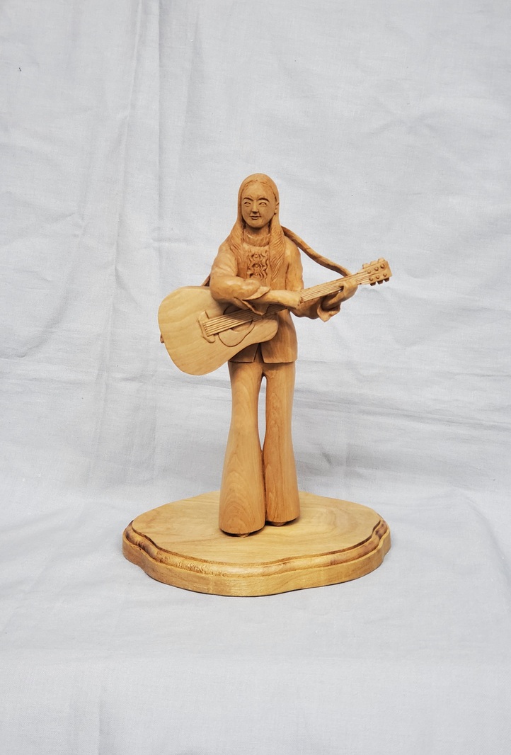 ある女性シンガーの木像オーダー品の写真