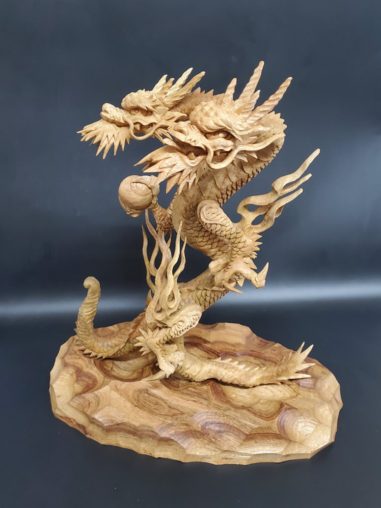 龍の彫り物
