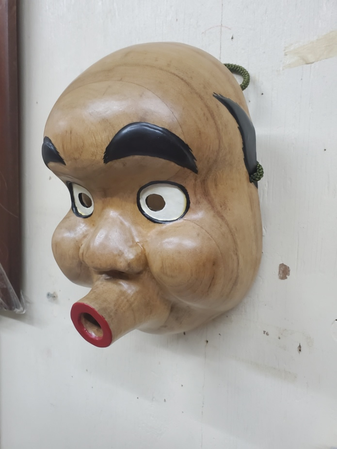 ひょっことお面の写真