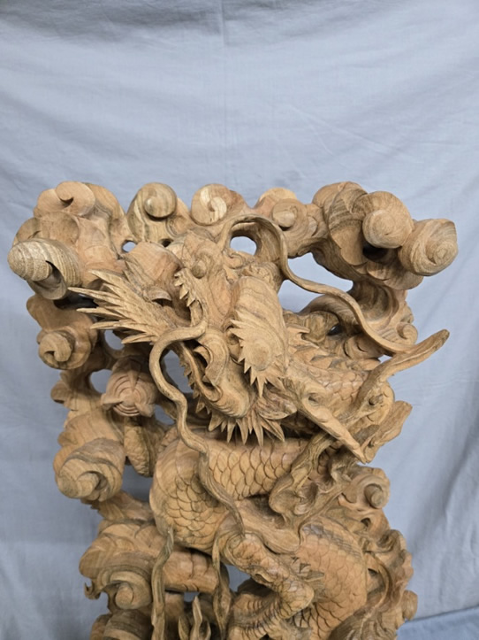 龍の彫り物の写真