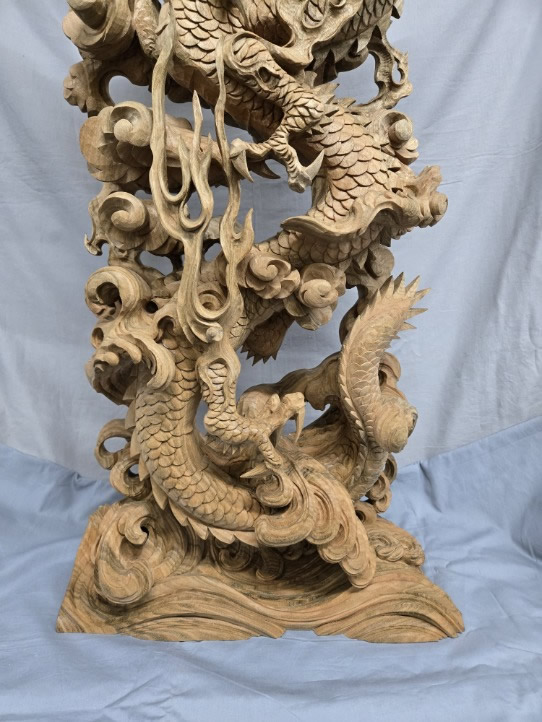 龍の彫り物の写真