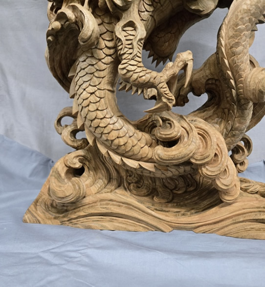 龍の彫り物の写真