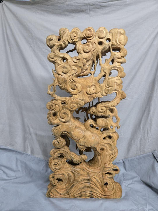 龍の彫り物の写真
