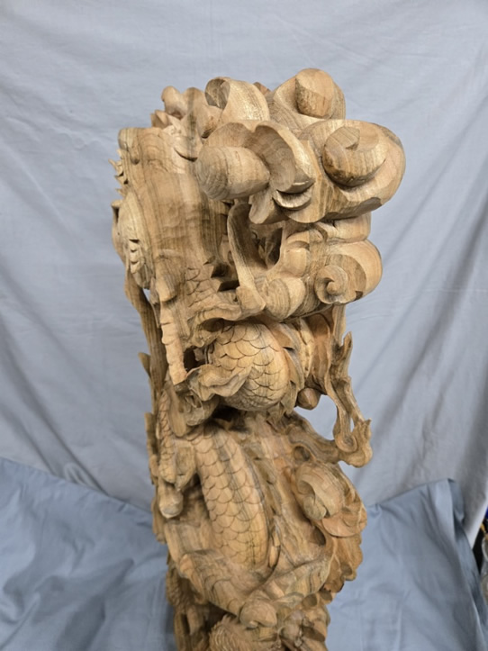 龍の彫り物の写真