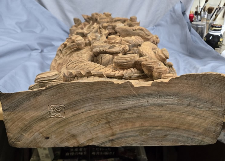 龍の彫り物の写真