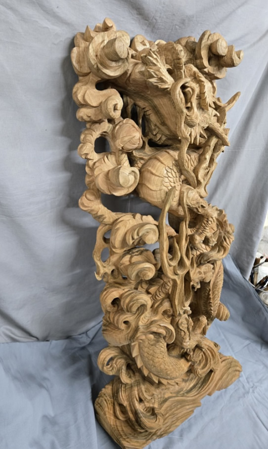 龍の彫り物の写真