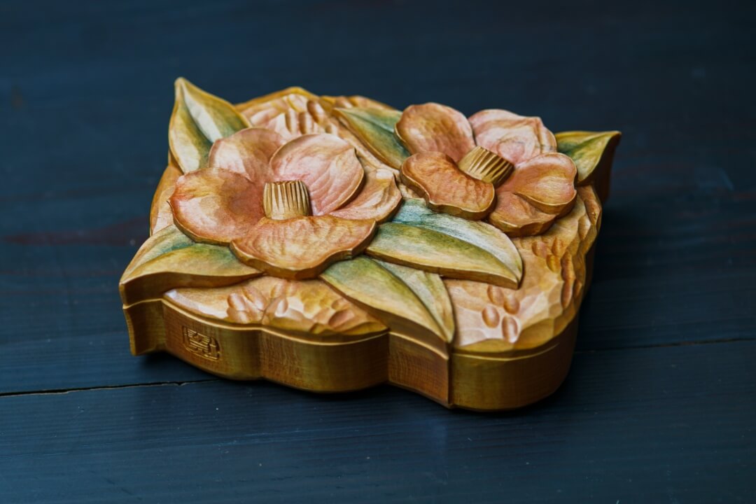 木彫りの小物入れ