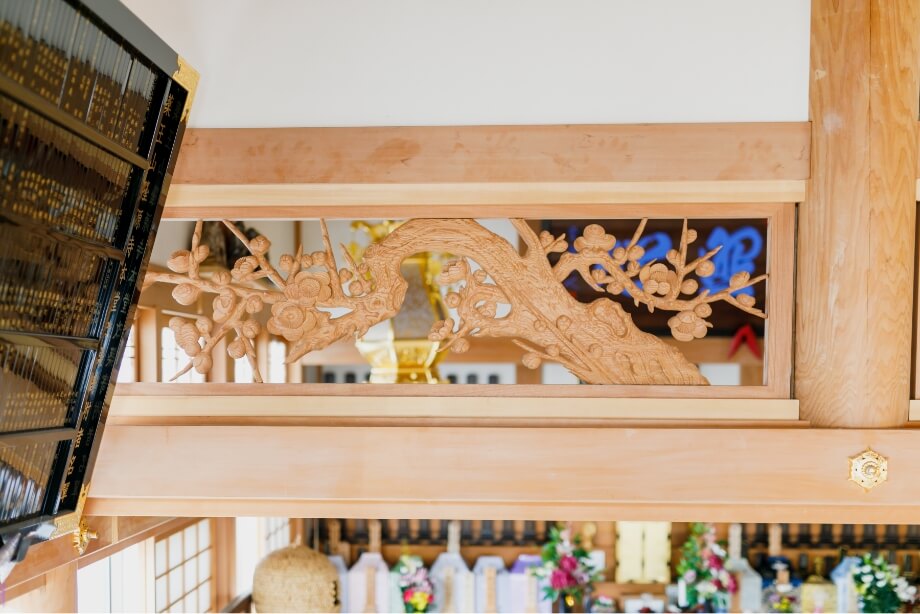 お寺の欄間「梅」