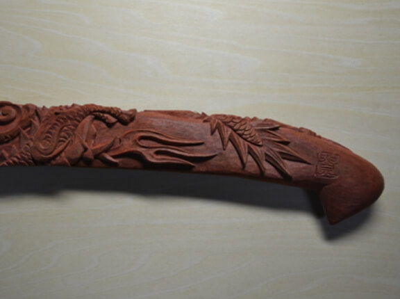 のこぎりの鞘の木彫飾り