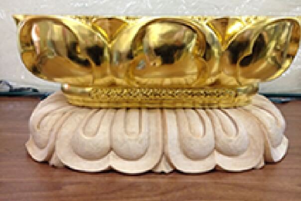 仏像の台座の修復前、修復後の写真