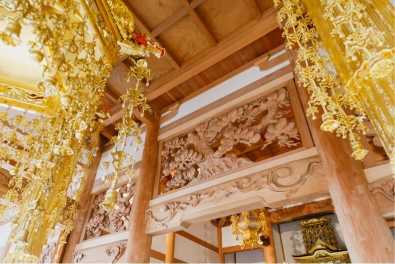 修復された彫り物の写真